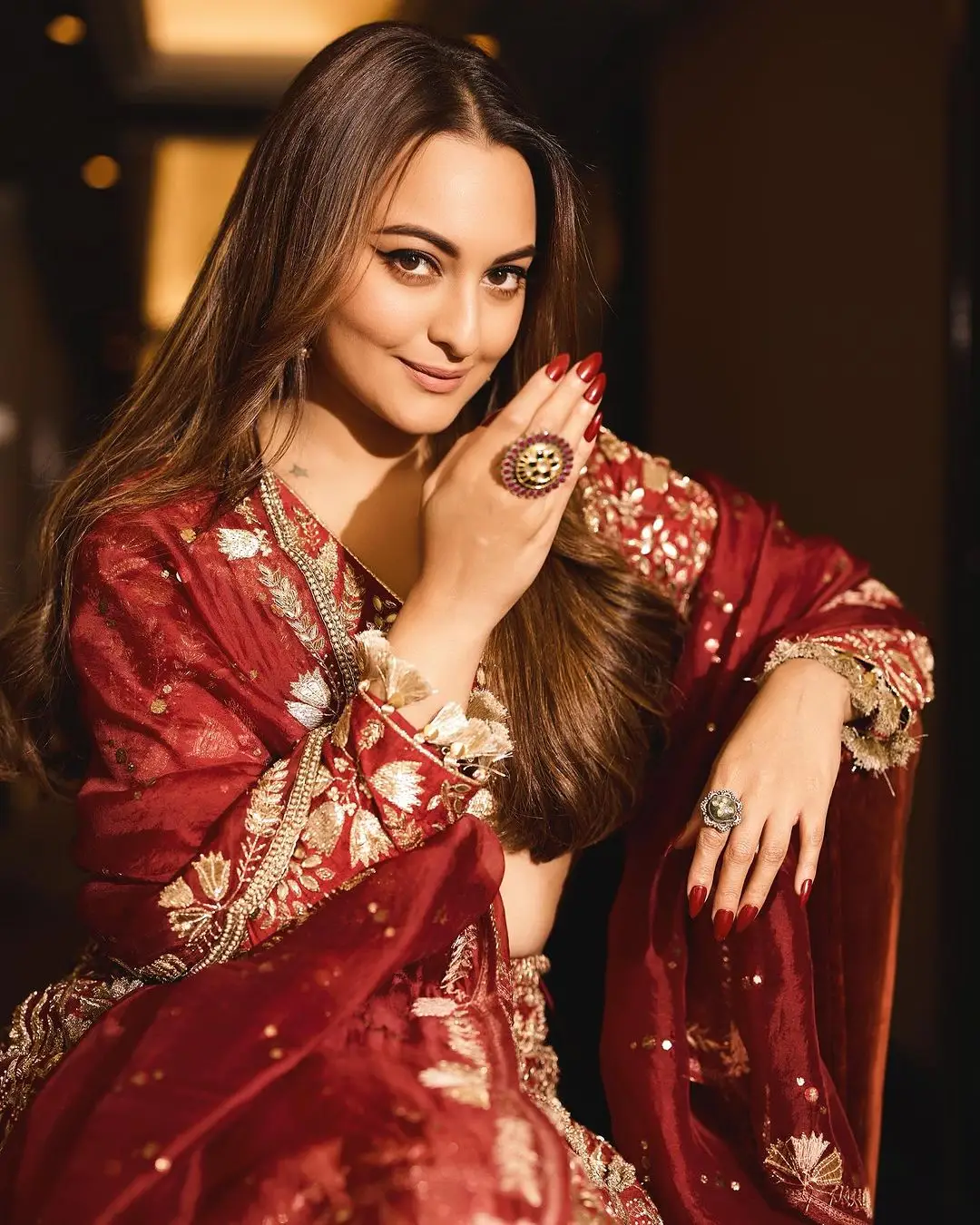 SONAKSHI SINHA WEARING BEAUTIFUL EARRINGS JEWELLERY MAROON GOWN